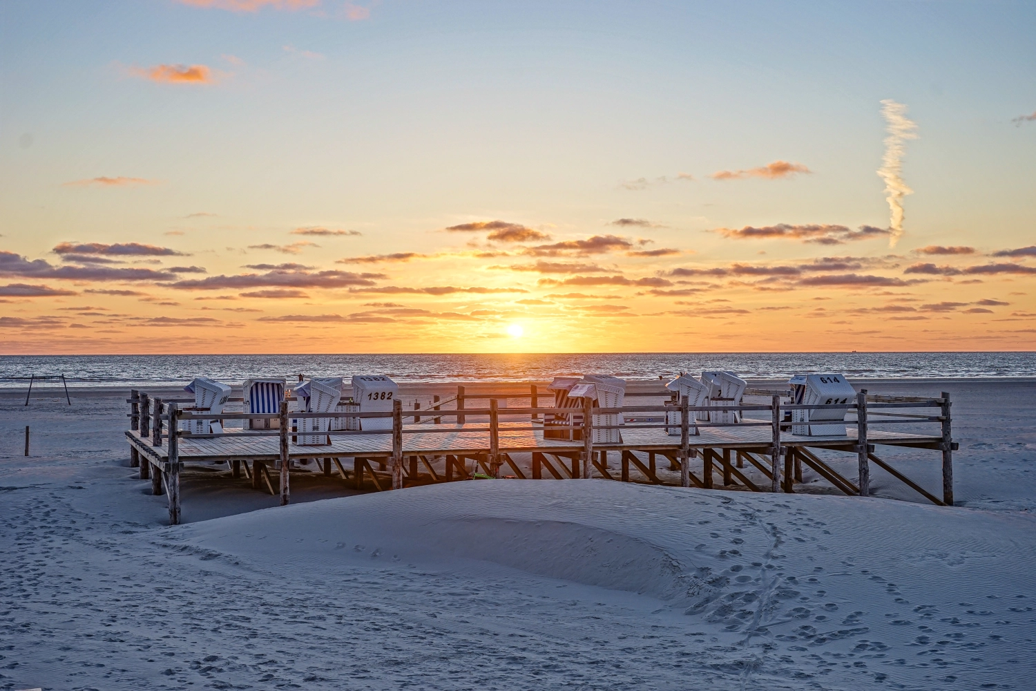 Sonnenuntergang über Strandkörben in St. Peter-Ording