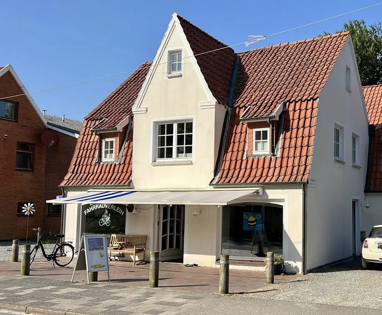 Weißes Haus mit rotem Dach: der Laden des Fahrradverleihs Ordinger Plüschbrummer am Strandweg 16