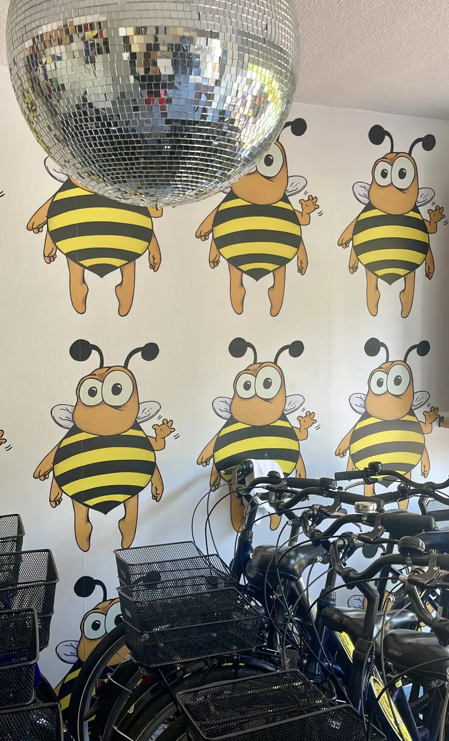 Ladeninneres mit Bienentapete und Discokugel